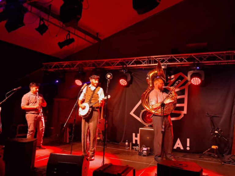 Punkowe Przedwiośnie w Ostródzie. Koncert KMKZ + HAŃBA!